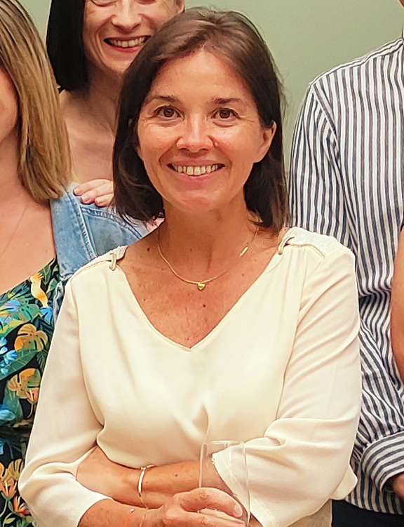 Virginie, collaboratrice du Groupe Océanic, fêtant ses 20 ans d’ancienneté entourée de l’équipe – juin 2025